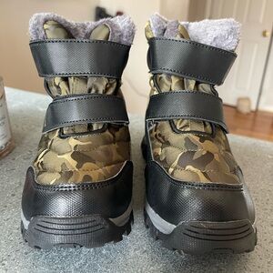 NEVER BEEN WORN Boys Snow Boots Kids Winter Warm Outdoor Slip Resistant